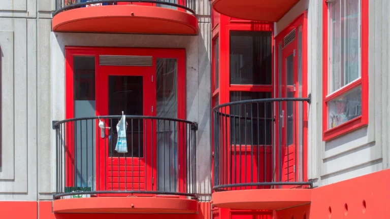 Balkon otwarty czy osiatkowany - komfort mieszkania i ptaki