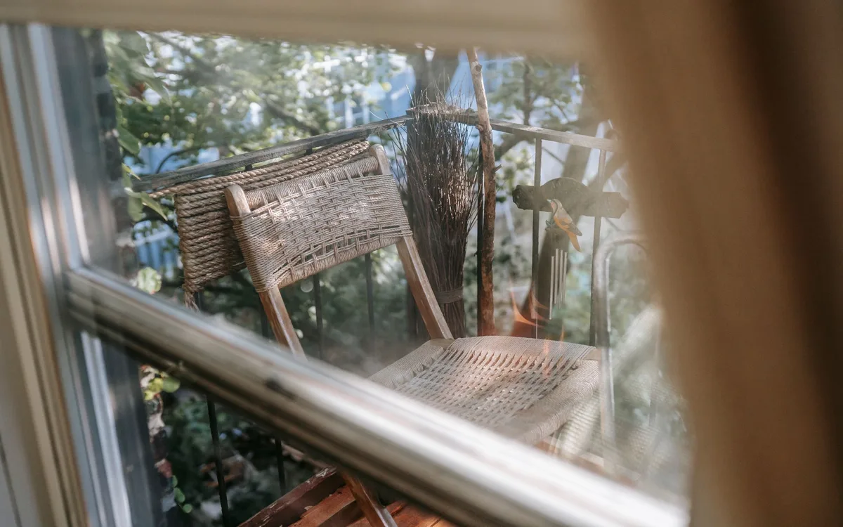 Jak bezpiecznie posprzątać balkon lub parapet?